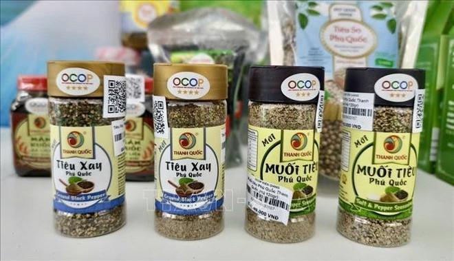 Los productos de pimienta de Phu Quoc, que obtuvieron la certificación OCOP de 3 estrellas de la provincia de An Giang, se exhiben en la exposición de productos OCOP típicos de la región del delta del Mekong. Foto: VNA vna-potal-khai-mac-dien-dan-ocop-vung-dong-bang-song-cuu-long-stand-1.jpg