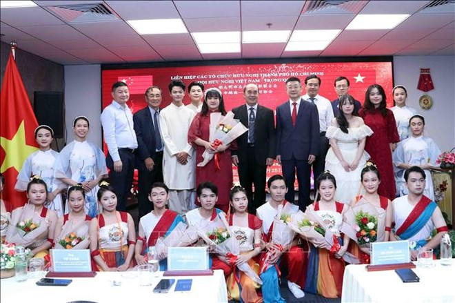 En la cita (Fuente: VNA) vna-potal-hop-mat-ky-niem-76-nam-quoc-khanh-trung-quoc-tai-thanh-pho-ho-chi-minh-stand.jpg
