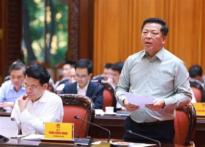 El ministro de Construcción Tran Hong Minh (Fuente: VNA) vna-potal-thu-tuong-chu-tri-hop-ve-tinh-hinh-trien-khai-cac-tuyen-duong-sat-trong-diem-quoc-gia-8043937.jpg
