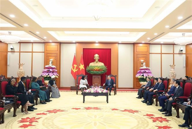 En la recepción (Fuente: VNA) vna-potal-tong-bi-thu-to-lam-tiep-pho-tong-thu-ky-thu-nhat-dang-dai-hoi-dan-toc-phi-cua-nam-phi-8042736.jpg