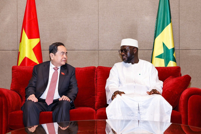 El presidente de la Asamblea Nacional de Vietnam, Tran Thanh Man (izquierda), se reúne brevemente con su par de Senegal, El Malick Ndiaye. (Foto: VNA) vna-potal-chu-tich-quoc-hoi-tran-thanh-man-bat-dau-tham-chinh-thuc-cong-hoa-senegal-8165024-1.jpg