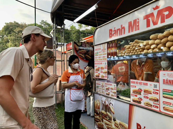 En un stand que vende el Banh Mi, un tipo de pan típico de la cocina vietnamita (Fuente: VNA) vna-potal-le-hoi-banh-mi-viet-nam-lan-thu-3-nam-2025-7926268-1.jpg