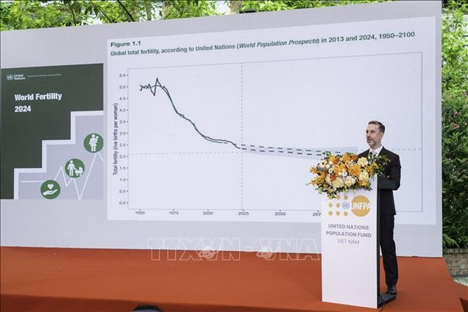 Matt Jackson, representante en jefe del UNFPA en Vietnam habla en el evento (Fuente: VNA) dan-so3.jpg