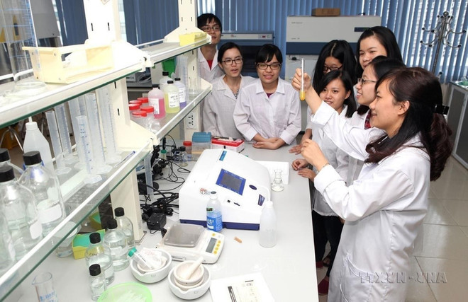 En octubre de 2010, la Universidad de Ciencia y Tecnología de Hanoi, financiada por Francia, inauguró su primer curso. Esta es una de las cuatro universidades vietnamitas que cumplen con los estándares internacionales. (Foto: VNA) 66-15-39-56.jpg