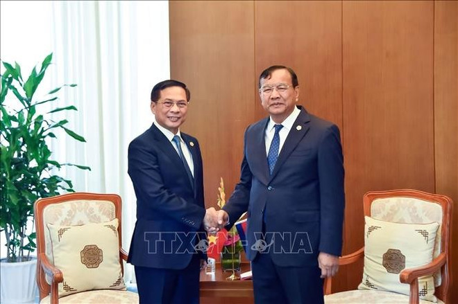 El vicepremier y canciller de Vietnam, Bui Thanh Son, (izquierda) y el vicepremier y ministro de Relaciones Exteriores y Cooperación Internacional de Camboya, Prak Sokhonn (Fuente: VNA) 2-1.jpg