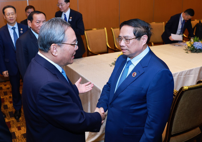 El primer ministro de Vietnam, Pham Minh Chinh (derecha) y su par chino Li Qiang (Fuente: VNA) vna-potal-thu-tuong-pham-minh-chinh-gap-thu-tuong-trung-quoc-ly-cuong-chieu-2752025-8058006.jpg
