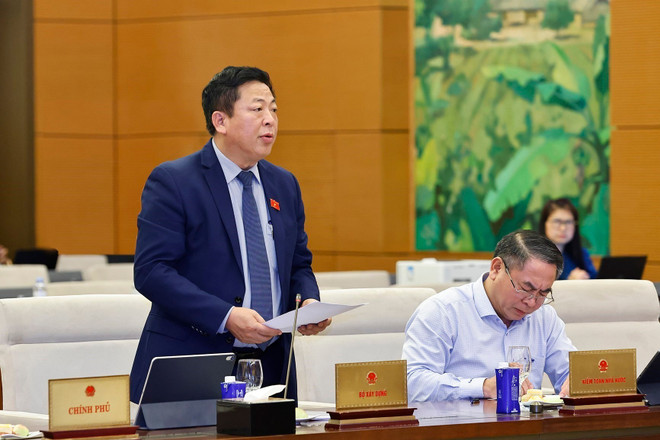 El Ministro de Construcción, Tran Hong Minh, presenta un informe en la cita (Fuente: VNA vna-potal-ubtv-quoc-hoi-cho-y-kien-ve-co-che-chinh-sach-dac-thu-phat-trien-nha-o-xa-hoi-8057722.jpg