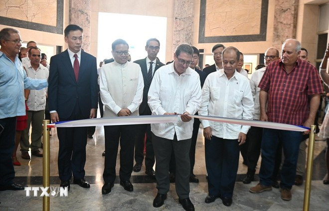 El canciller cubano, Bruno Rodríguez, inaugura la exposición. (Foto: Viet Hung/VNA) trien-lam-anh-65-nam-quan-he-cuba-viet-nam-1.jpg