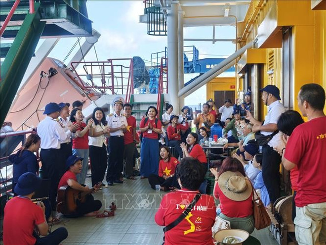 Los vietnamitas residentes en el exterior se unen a soldados y oficiales navales en un intercambio musical en la plataforma DK1/8 Que Duong (Foto: VNA) trtuong-sa-260425-2.jpg