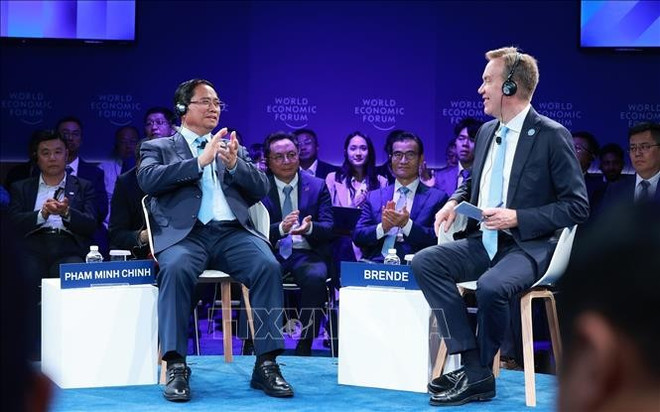 En el diálogo entre el primer ministro vietnamita, Pham Minh Chinh, y Borge Brende, presidente ejecutivo del Foro Económico Mundial (Fuente: VNA) uuid3d93fc5c20-abc7-4d90-a9e2-a371bed1fe6a26code3d00126library3d126type3d126mode3d126loc3dtrue26cap3dtrue.jpg