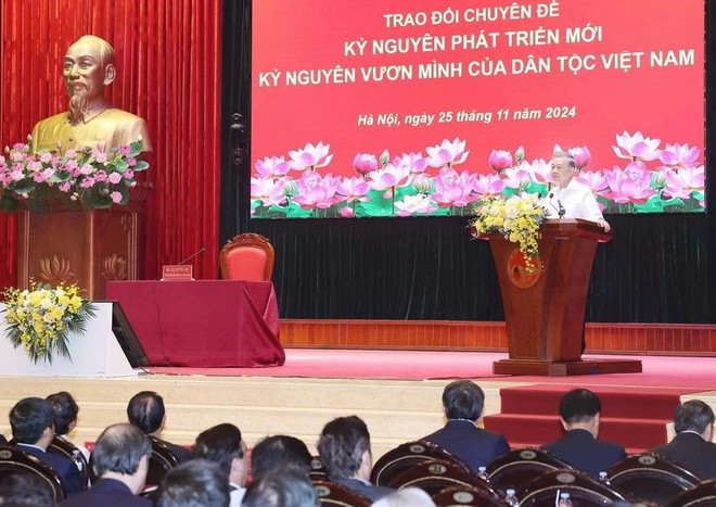 El secretario general del Partido, To Lam, habla en un taller sobre la era del ascenso de la nación en Hanoi, el 25 de noviembre de 2024. (Foto: VNA) tong-bi-thu-ky-nguyen-vuon-minh-2.jpg