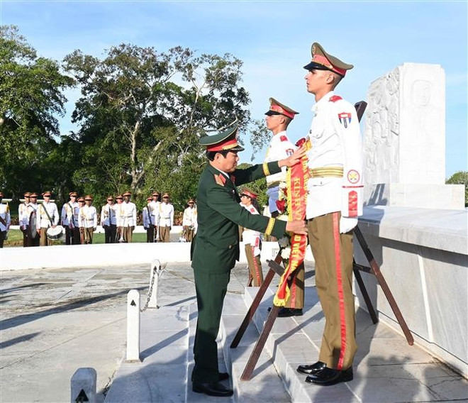El General Nguyen Tan Cuong, jefe del Estado Mayor General y viceministro de Defensa, rinde homenaje al General cubano Antonio Maceo. (Foto: VNA) vna-potal-dai-tuong-nguyen-tan-cuong-tham-va-lam-viec-tai-cuba-8100677.jpg