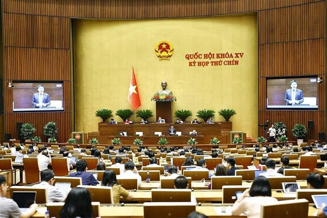 En una sesión de la Asamblea Nacional de Vietnam (Fuente: VNA) vna-potal-quoc-hoi-tiep-tuc-chat-van-nhom-van-de-thuoc-linh-vuc-tai-chinh-8100981-1.jpg