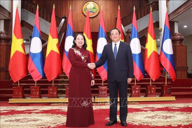 La vicepresidenta vietnamita, Vo Thi Anh Xuan y el primer ministro laosiano, Sonexay Siphandone. (Foto: VNA) thu-tuong-lao.jpg