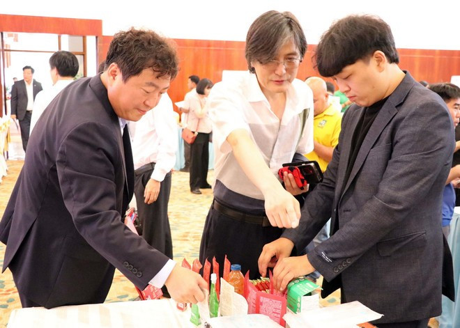 Empresas surcoreanas llevan productos para exhibir y presentar en la provincia de Ninh Thuan (ahora parte de la provincia de Khanh Hoa) (Foto: VNA) doanh-nghiep-han-quoc.jpg