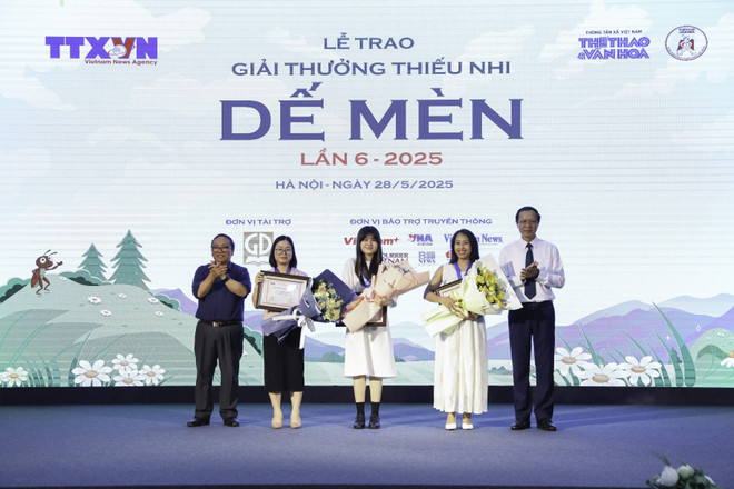 En la ceremonia (Fuente: VNA) vna-potal-le-trao-giai-thuong-thieu-nhi-de-men-lan-thu-6-nam-2025-8060206.jpg