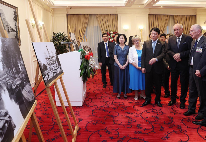 Los presidentes de Vietnam y Hungría visitan la exposición (Fuente: VNA) vna-potal-chu-tich-nuoc-va-tong-thong-hungary-khai-mac-trung-bay-anh-cua-nhiep-anh-gia-hungary-ve-viet-nam-xua-8060470.jpg