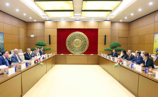 En la recepción (Fuente: VNA) vna-potal-pho-chu-tich-quoc-hoi-tran-quang-phuong-tiep-doan-nghi-si-luong-dang-cua-ha-vien-hoa-ky-8059155.jpg