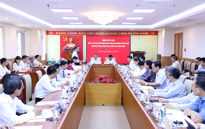 En la cita (Fuente: VNA) vna-potal-tong-bi-thu-lam-viec-voi-ban-chinh-sach-chien-luoc-trung-uong-ve-quan-ly-thi-truong-vang-8060432.jpg