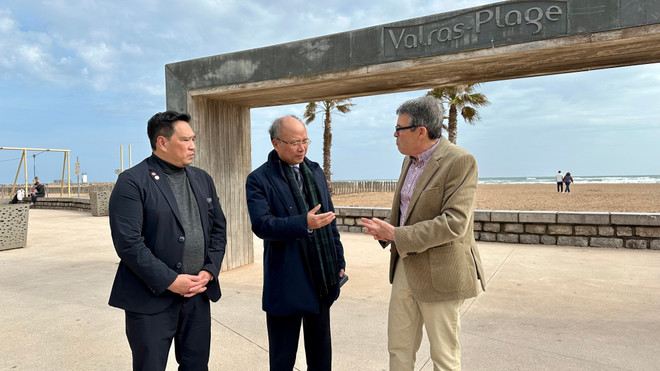 Autoridades de la urbe de Valras-Plage presentan el modelo de dique costero a la delegación vietnamita (Fuente: VNA) vna-potal-tinh-herault-cua-phap-va-viet-nam-mong-muon-tang-cuong-hop-tac-7901401.jpg