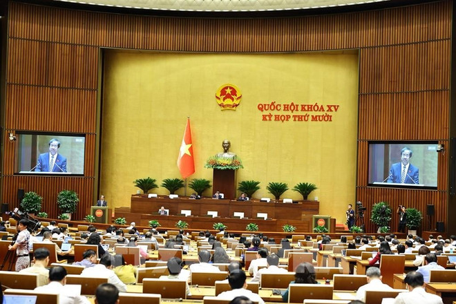 En una sesión de la Asamblea Nacional (Fuente: VNA) 111107-quoc-hoi-thao-luan-ve-mot-so-du-an-luat-sua-doi.jpg
