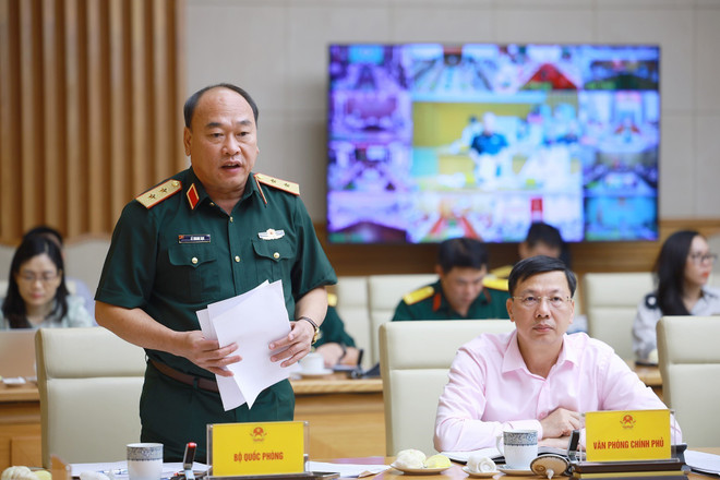 El teniente general Le Quang Dao, subjefe del Estado Mayor General del Ejército Popular de Vietnam, habla en la cita. Foto: VNA vna-potal-thu-tuong-chu-tri-phien-hop-lan-thu-18-ban-chi-dao-chong-khai-thac-hai-san-bat-hop-phap-8352923.jpg