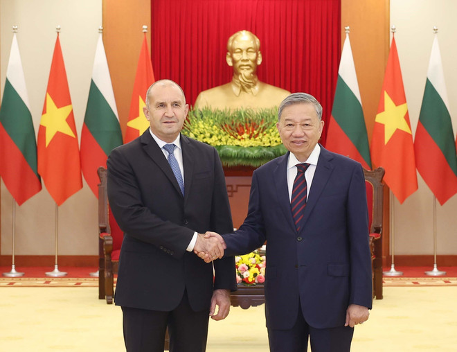 El secretario general To Lam y el presidente de Bulgaria, Rumen Radev, el 25 de noviembre de 2024 en Hanoi. Foto: VNA vna-potal-tong-bi-thu-to-lam-tiep-tong-thong-cong-hoa-bulgaria-7722897.jpg