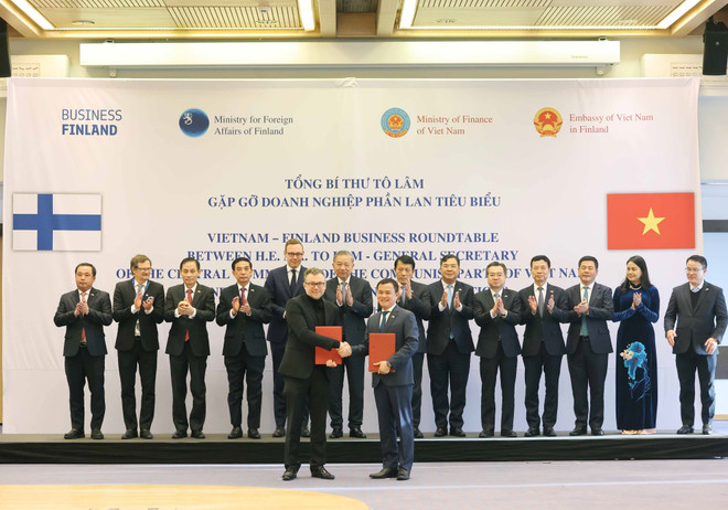 El secretario general To Lam presencia la firma de un memorando de entendimiento entre el Grupo vietnamita de Viettel y el Grupo JCEYE de Finlandia. Foto:VNA vna-potal-tong-bi-thu-to-lam-gap-mot-so-doanh-nghiep-tieu-bieu-cua-phan-lan-8353168.jpg