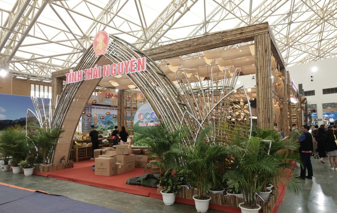 Stand de la provincia de Thai Nguyen, famosa por sus productos de té (Fuente: VNA) vna-potal-pho-thu-tuong-bui-thanh-son-kiem-tra-cong-tac-chuan-bi-hoi-cho-mua-thu-2025-8359338.jpg