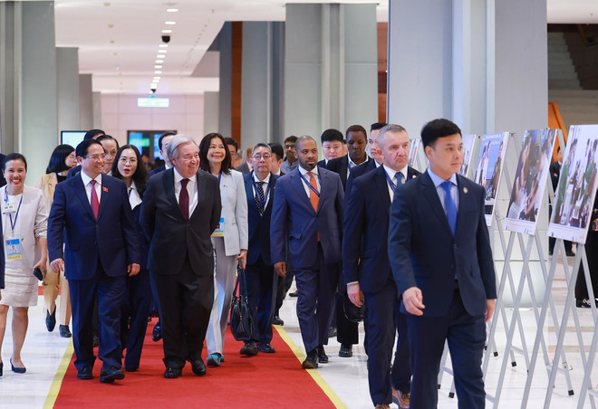 El primer ministro de Vietnam, Pham Minh Chinh, y el secretario general de las Naciones Unidas (ONU), António Guterres, participan en el evento (Fuente: VNA) vna-potal-cong-uoc-ha-noi-phien-thao-luan-toan-the-cap-cao-thu-nhat-8362530.jpg