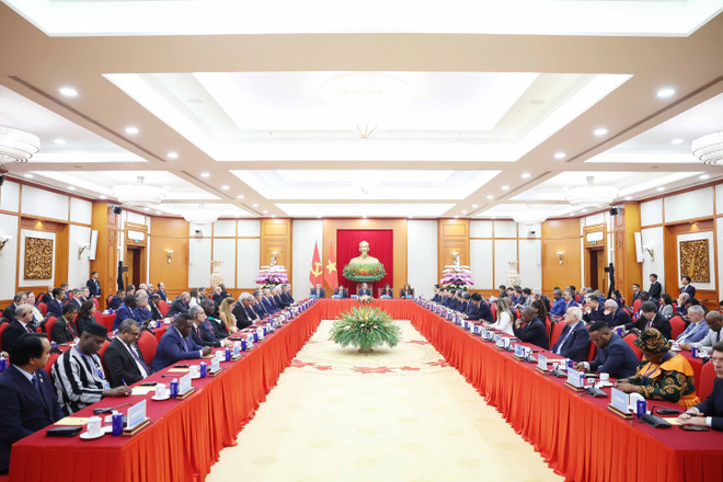 En la recepción (Fuente: VNA) vna-potal-tong-bi-thu-to-lam-tiep-truong-doan-cac-nuoc-tham-du-le-mo-ky-cong-uoc-ha-noi-8363245.jpg