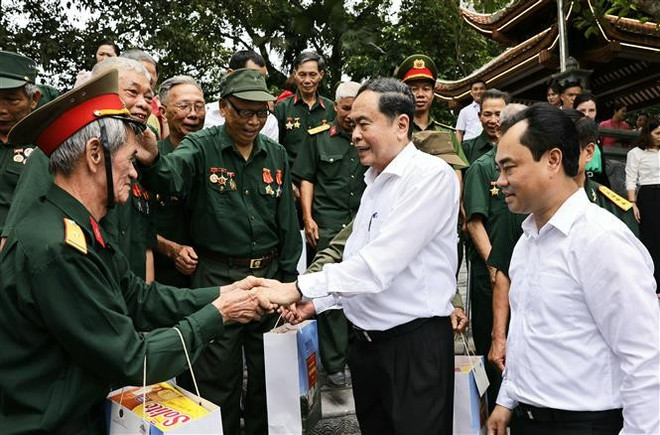 El presidente de la Asamblea Nacional de Vietnam, Tran Thanh Man entrega obsequiosa personas con méritos revolucionarios (Fuente: VNA) vna-potal-chu-tich-quoc-hoi-tang-qua-gia-dinh-chinh-sach-nguoi-co-cong-8159375.jpg