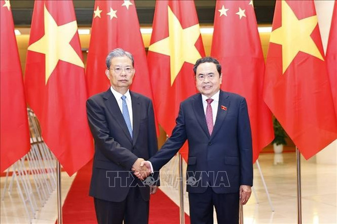 El presidente de la Asamblea Nacional de Vietnam, Tran Thanh Man (derecha) y Zhao Leji, miembro del Comité Permanente del Buró Político del Partido Comunista de China (PCCh) y presidente del Comité Permanente de la Asamblea Popular Nacional (Fuente: VNA) tran-thanh-man-2.jpg