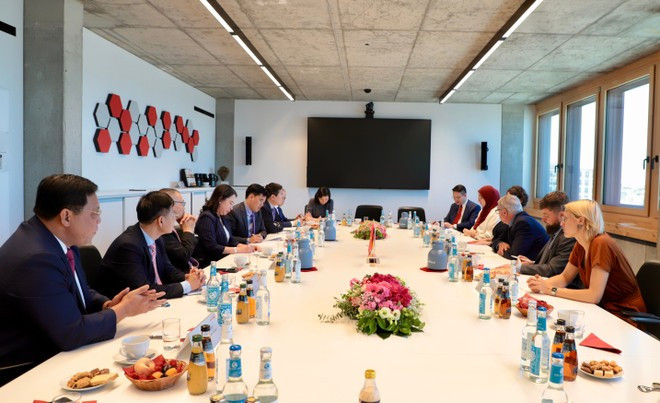 En el encuentro entre la vicepresidenta de Vietnam, Vo Thi Anh Xuan, y a presidencia de la Fundación Rosa-Luxemburg (Fuente: VNA) quy-rosa.jpg