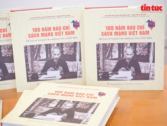El libro "100 años de la Prensa Revolucionaria de Vietnam" (Fuente: VNA) ttt-2.jpg