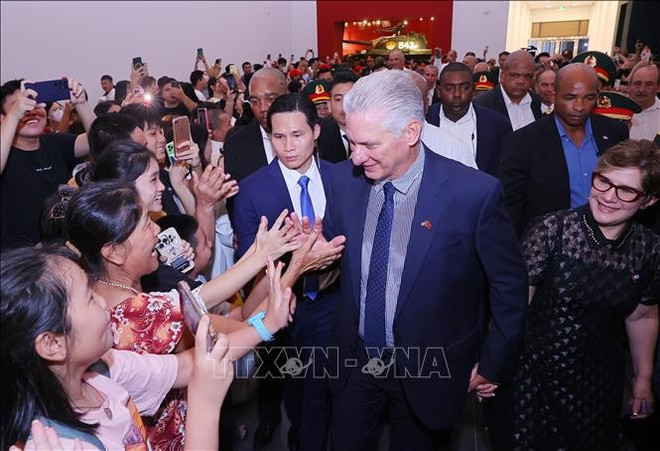 El presidente de Cuba, Miguel Díaz-Canel Bermúdez, y su esposa conversan con el público en el Museo de Historia Militar de Vietnam. Foto: VNA ct-cuba-giao-luu-voi-nguoi-dan.jpg