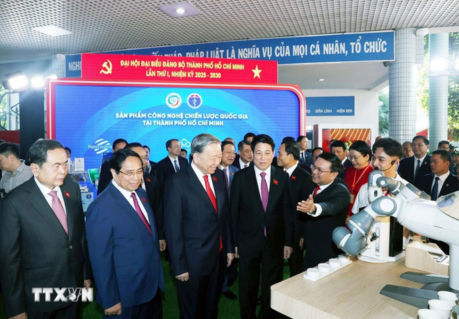 El secretario general To Lam y otros líderes y exdirigentes del Partido y del Estado visitan la exposición en la asamblea. (Foto: VNA) tong-bi-thu-to-lam-du-dai-hoi-dai-bieu-dang-bo-thanh-pho-ho-chi-minh-14-5.jpg
