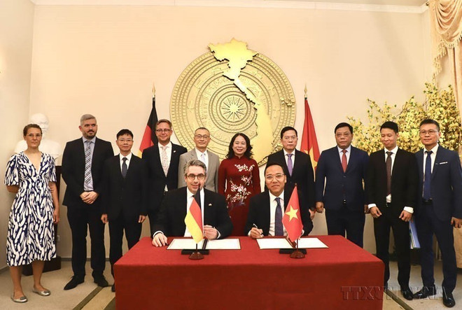 La vicepresidenta vietnamita Vo Thi Anh Xuan presenció la ceremonia de firma de la Declaración Conjunta que establece la Asociación Energética Vietnam-Alemania en Berlín. Foto: VNA vna-potal-50-nam-quan-he-ngoai-giao-viet-nam-e28093-chlb-duc-doi-tac-chien-luoc-vi-tuong-lai-8286358.jpg