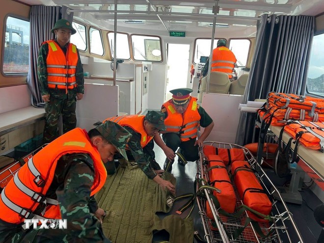Oficiales del Comando Militar Provincial de Quang Ninh inspeccionan el equipo de rescate a bordo. (Foto: VNA) cuu-ho-1.jpg