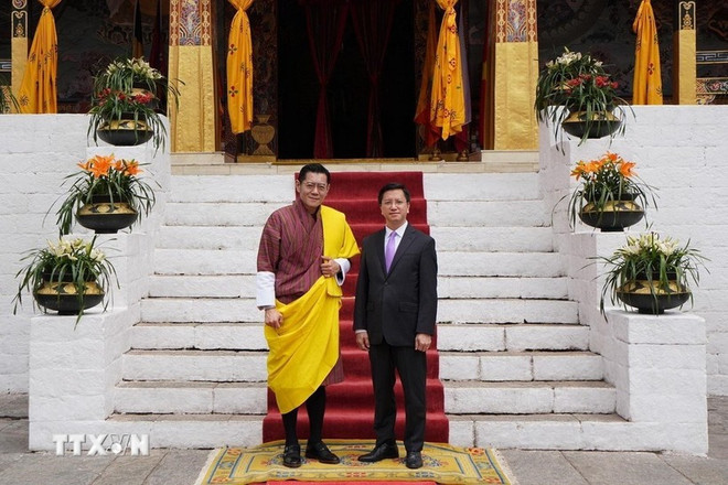 El embajador de Vietnam en India, concurrente en Nepal y Bután, Nguyen Thanh Hai (derecha), y el rey de Bután, Jigme Khesar Namgyel Wangchuck, en el palacio Tashichho Dzong en Thimphu, Bután, el 14 de junio de 2023. (Foto: VNA) viet-nam-bhutan-2.jpg