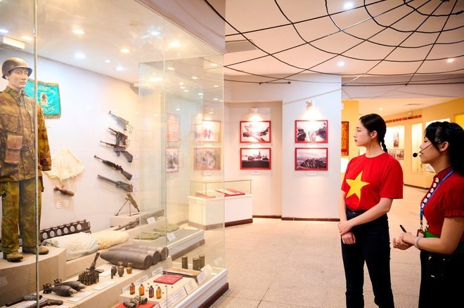 Visitantes en un viaje a la heroica tierra de Dien Bien. (Foto: VietnamPlus) luong-linh-ky-niem-chien-thang-dien-bien-phu-bao-tang-9.jpg