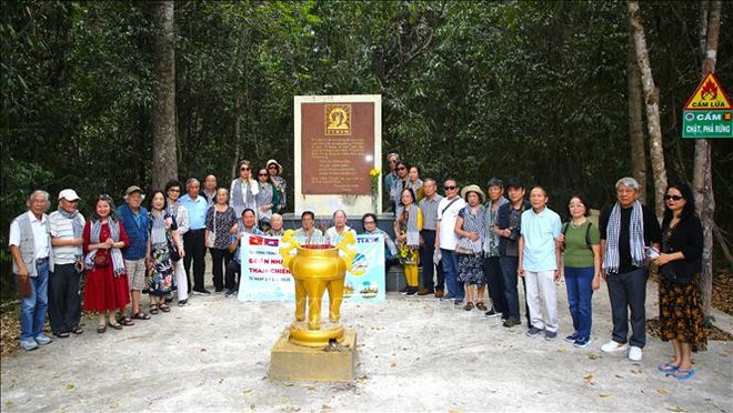 Un grupo de excorresponsales de guerra de la AIL se tomó una foto de recuerdo en el sitio arqueológico de la agencia, el Bosque Nacional Lo Go-Xa Mat. Foto: VNA ttxgp-26825-10.jpg