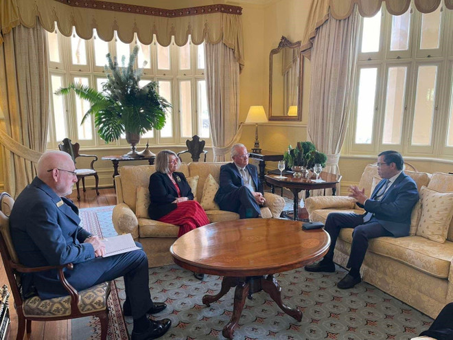 El embajador de Vietnam en Australia, Pham Hung Tam (extrema derecha), saluda al gobernador Christopher John Dawson (segundo desde la derecha). Foto: VNA vna-potal-lanh-dao-chinh-quyen-bang-tay-australia-danh-gia-cao-va-coi-trong-hop-tac-voi-viet-nam-8336498.jpg