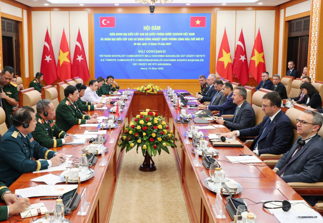En la cita (Fuente: VNA) vna-potal-dai-tuong-bo-truong-quoc-phong-phan-van-giang-tiep-chu-tich-co-quan-cong-nghiep-quoc-phong-tho-nhi-ky-8336559.jpg