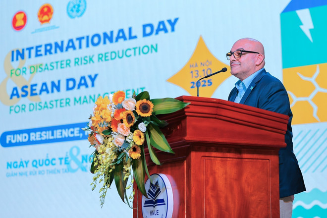 Ziad Nabulsi, Representante Interino de UNICEF en Vietnam, habla sobre el Concurso Genes Verdes. Foto: VNA vna-potal-mit-tinh-huong-ung-ngay-quoc-te-giam-nhe-rui-ro-thien-tai-va-ngay-asean-quan-ly-thien-tai-nam-2025-8336823.jpg