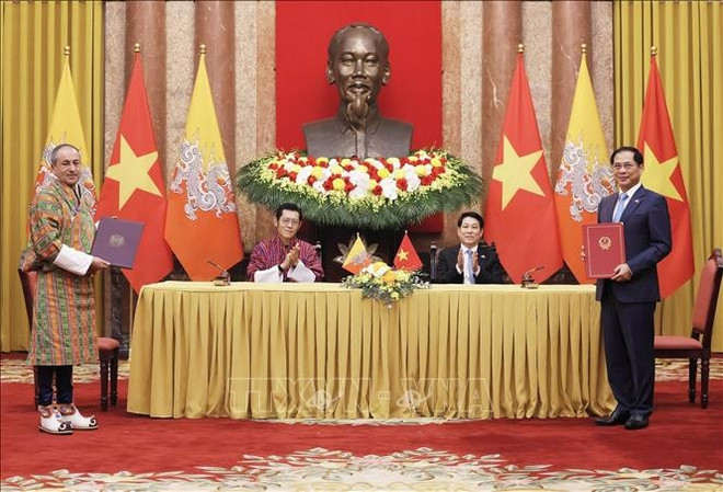 El presidente Luong Cuong y el rey Jigme Khesar Namgyel Wangchuck de Bután presencian la firma de un Memorando de Entendimiento sobre el Marco de Cooperación entre ambos gobiernos. Foto: VNA bhutan-ky-ket-19082025-03.jpg