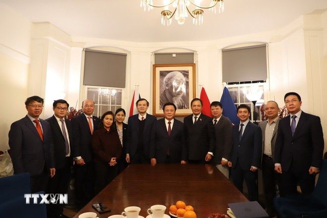 El miembro del Buró Político del Partido Comunista de Vietnam, director de la Academia Nacional de Política Ho Chi Minh y presidente del Consejo Teórico Central, Nguyen Xuan Thang se toma una foto de recuerdo con funcionarios y personal de la Embajada de Vietnam en el Reino Unido. (Foto: VNA) nguyen-xuan-thang-tham-lam-viec-tai-vuong-quoc-anh-8281399.jpg