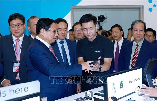 El primer ministro Pham Minh Chinh asistió al Día de la Innovación de Vietnam 2024 y al quinto aniversario del Centro Nacional de Innovación (Fuente: VNA) doi-moi-sang-tao-1625-10.jpg