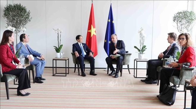 El viceprimer ministro Bui Thanh Son trabaja con el comisario europeo de Asociaciones Internacionales, Jozef Sikela. Foto: VNA cao-uy-ca.jpg
