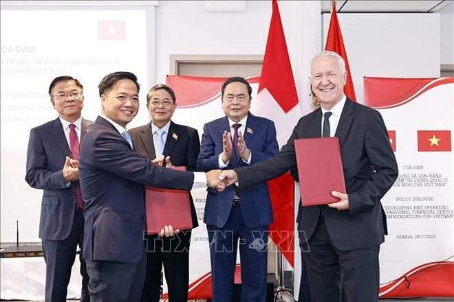 El presidente de la Asamblea Nacional, Tran Thanh Man, presencia la ceremonia de firma del memorando de entendimiento sobre cooperación en el desarrollo de un centro financiero internacional (Fuente: VNA) trao-ban-ghi-nho.jpg